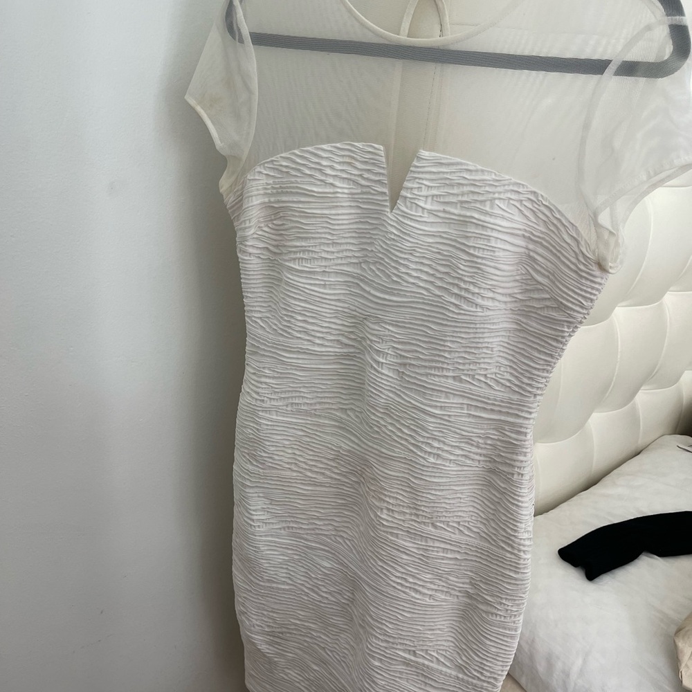 Cache dress in white